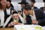 כ"ק אדמו"ר ממאכנובקא שליט"א ביים אפגעבן 'ברכת השנים' בבית מעונו פון הגאון ר' משה שטערנבוך שליט"א.
