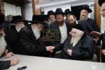 כ"ק אדמו"ר ממאכנובקא שליט"א ביים אפגעבן 'ברכת השנים' בבית מעונו פון הגאון ר' משה שטערנבוך שליט"א.