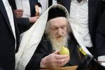 כ"ק אדמו"ר ממאכנובקא שליט"א ביים אפגעבן 'ברכת השנים' בבית מעונו פון הגאון ר' משה שטערנבוך שליט"א.