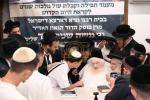 כ"ק אדמו"ר ממאכנובקא שליט"א ביים אפגעבן 'ברכת השנים' בבית מעונו פון הגאון ר' משה שטערנבוך שליט"א.