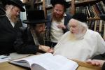 כ"ק אדמו"ר ממאכנובקא שליט"א ביים אפגעבן 'ברכת השנים' בבית מעונו פון הגאון ר' משה שטערנבוך שליט"א.