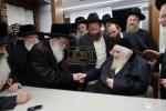 כ"ק אדמו"ר ממאכנובקא שליט"א ביים אפגעבן 'ברכת השנים' בבית מעונו פון הגאון ר' משה שטערנבוך שליט"א.