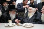 כ"ק אדמו"ר ממאכנובקא שליט"א ביים אפגעבן 'ברכת השנים' בבית מעונו פון הגאון ר' משה שטערנבוך שליט"א.