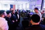 אונטער די קוליסן פון 911 קאלס: ברוקלין חברים דיספעטשערס באקומען אן אריינבליק אין די שטאטישע עמערדזשענסי אפעראציעס