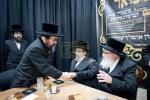 מעמד קביעות מזוזה און התמנות הדיין אינעם 'ווילידזש' אין שיכון סקווירא.