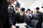 מעמד קביעות מזוזה און התמנות הדיין אינעם 'ווילידזש' אין שיכון סקווירא.