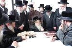 ביקור קודש פון א משלחת רבנים, חברי הוועד און די הנהלה פון כולל חיבת ירושלים לצדקת רבי מאיר בעל הנס, אין דער אכסניא פון נשיא הכולל כ"ק אדמו"ר מצאנז קלויזענבורג שליט"א אין ירושלים.