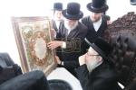 ביקור קודש פון א משלחת רבנים, חברי הוועד און די הנהלה פון כולל חיבת ירושלים לצדקת רבי מאיר בעל הנס, אין דער אכסניא פון נשיא הכולל כ"ק אדמו"ר מצאנז קלויזענבורג שליט"א אין ירושלים.