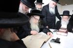 ביקור קודש פון א משלחת רבנים, חברי הוועד און די הנהלה פון כולל חיבת ירושלים לצדקת רבי מאיר בעל הנס, אין דער אכסניא פון נשיא הכולל כ"ק אדמו"ר מצאנז קלויזענבורג שליט"א אין ירושלים.