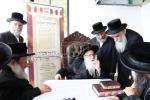 ביקור קודש פון א משלחת רבנים, חברי הוועד און די הנהלה פון כולל חיבת ירושלים לצדקת רבי מאיר בעל הנס, אין דער אכסניא פון נשיא הכולל כ"ק אדמו"ר מצאנז קלויזענבורג שליט"א אין ירושלים.