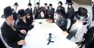 ביקור קודש פון א משלחת רבנים, חברי הוועד און די הנהלה פון כולל חיבת ירושלים לצדקת רבי מאיר בעל הנס, אין דער אכסניא פון נשיא הכולל כ"ק אדמו"ר מצאנז קלויזענבורג שליט"א אין ירושלים.