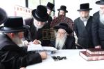 ביקור קודש פון א משלחת רבנים, חברי הוועד און די הנהלה פון כולל חיבת ירושלים לצדקת רבי מאיר בעל הנס, אין דער אכסניא פון נשיא הכולל כ"ק אדמו"ר מצאנז קלויזענבורג שליט"א אין ירושלים.