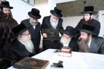 ביקור קודש פון א משלחת רבנים, חברי הוועד און די הנהלה פון כולל חיבת ירושלים לצדקת רבי מאיר בעל הנס, אין דער אכסניא פון נשיא הכולל כ"ק אדמו"ר מצאנז קלויזענבורג שליט"א אין ירושלים.