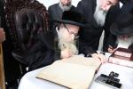ביקור קודש פון א משלחת רבנים, חברי הוועד און די הנהלה פון כולל חיבת ירושלים לצדקת רבי מאיר בעל הנס, אין דער אכסניא פון נשיא הכולל כ"ק אדמו"ר מצאנז קלויזענבורג שליט"א אין ירושלים.