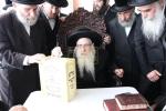 ביקור קודש פון א משלחת רבנים, חברי הוועד און די הנהלה פון כולל חיבת ירושלים לצדקת רבי מאיר בעל הנס, אין דער אכסניא פון נשיא הכולל כ"ק אדמו"ר מצאנז קלויזענבורג שליט"א אין ירושלים.