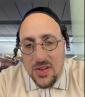 Main image for ארטיסט ליפא שמעלצער פרובירט טרעפן א אינגערמאן וואס האט אים געבארגט א טשארדזשער, און פארגעסן אפצונעמען.