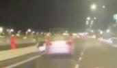 Main image for דראמאטישע ווידעא: אפיציר האלט זיך אן אין אן אנטלויפנדע קאר בעפאר ער ווערט אראפגעשליידערט אויפן ראוד