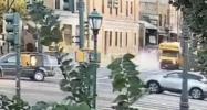Main image for אויפגעכאפט אויף ווידיאו: א באס קראכט אריין אין א הויז אין קראון הייטס