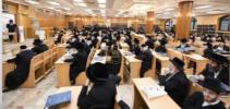 הרה"צ ר' חיים מאיר האגער שליט"א טרעט אויף מיט דברי חיזוק פאר הונדערטער חסידי בעלזא אינעם צענטראלן ביהמ"ד אין קרית בעלזא, ירושלים.