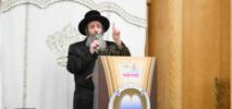 הרה"צ ר' חיים מאיר האגער שליט"א טרעט אויף מיט דברי חיזוק פאר הונדערטער חסידי בעלזא אינעם צענטראלן ביהמ"ד אין קרית בעלזא, ירושלים.