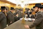 הנה מה טוב ומה נעים: האחים האדמורי"ם מנדבורנא אויף א היסטארישע באגעגעניש