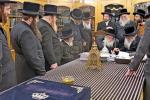 הנה מה טוב ומה נעים: האחים האדמורי"ם מנדבורנא אויף א היסטארישע באגעגעניש