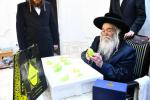כ"ק מרן אדמו"ר מקרעטשניף ירושלים שליט"א ביים קלויבן אתרוגים לכבוד יום טוב סוכות הבעל"ט 