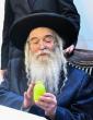 כ"ק מרן אדמו"ר מקרעטשניף ירושלים שליט"א ביים קלויבן אתרוגים לכבוד יום טוב סוכות הבעל"ט 