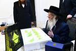 Main image for כ"ק מרן אדמו"ר מקרעטשניף ירושלים שליט"א ביים קלויבן אתרוגים לכבוד יום טוב סוכות הבעל"ט 