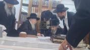 הגאון ר' דוב לאנדאו ביים באזוכן ביי כ"ק אדמו"ר מגור שליט"א