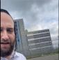 שאקירנד: טאטע פון אידישע ארעסטאנטן יואלי ווייזער ווערט באשריגן מיט נאצי סלאגאנען דורך א העסליכן ארעסטאנט פון איינס פון די פענסטערס ביי א באזוך אין רייקערס איילענד טורמע.