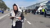 ווידעא: אומאן פארער מאכן זייער וועג אהיים דורך די אייראפעאישע גרעניצן