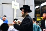 בילדער: כפרות שלאגן אין בני ברק ערב יום כיפור