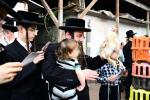 בילדער: כפרות שלאגן אין בני ברק ערב יום כיפור