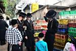 בילדער: כפרות שלאגן אין בני ברק ערב יום כיפור