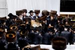 אריינבליק אינעם פרייליכן שולחן הטהור פון כ"ק מרן אדמו"ר מסאטמאר שליט"א מוצאי יום הכיפורים אין בית המדרש הגדול אין קרית יואל, נאכן געהויבענעם יום הקדוש בצל הקודש