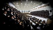 אריינבליק אינעם פרייליכן שולחן הטהור פון כ"ק מרן אדמו"ר מסאטמאר שליט"א מוצאי יום הכיפורים אין בית המדרש הגדול אין קרית יואל, נאכן געהויבענעם יום הקדוש בצל הקודש
