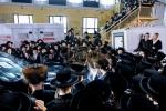 אריינבליק אינעם פרייליכן שולחן הטהור פון כ"ק מרן אדמו"ר מסאטמאר שליט"א מוצאי יום הכיפורים אין בית המדרש הגדול אין קרית יואל, נאכן געהויבענעם יום הקדוש בצל הקודש