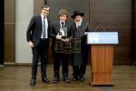 ארגענטינע פרעזידענט כאוויער מילי טאנצט מיט תלמידים ביי א באזוך אין ישיבה דרכי תורה
