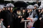 כ"ק אדמו"ר מסאטמאר שליט"א ביים מקיים זיין מנהג כפרות ערב יום הקדוש פארטאגס ביים נייעם סאטמאר פלייש לאקאציע אין קרית יואל