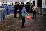 כ"ק אדמו"ר מסאטמאר שליט"א ביים מקיים זיין מנהג כפרות ערב יום הקדוש פארטאגס ביים נייעם סאטמאר פלייש לאקאציע אין קרית יואל