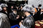 כ"ק אדמו"ר מסאטמאר שליט"א ביים מקיים זיין מנהג כפרות ערב יום הקדוש פארטאגס ביים נייעם סאטמאר פלייש לאקאציע אין קרית יואל