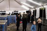 כ"ק אדמו"ר מסאטמאר שליט"א ביים מקיים זיין מנהג כפרות ערב יום הקדוש פארטאגס ביים נייעם סאטמאר פלייש לאקאציע אין קרית יואל