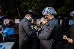 כ"ק אדמו"ר מסאטמאר שליט"א ביים מקיים זיין מנהג כפרות ערב יום הקדוש פארטאגס ביים נייעם סאטמאר פלייש לאקאציע אין קרית יואל