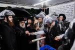 כ"ק אדמו"ר מסאטמאר שליט"א ביים מקיים זיין מנהג כפרות ערב יום הקדוש פארטאגס ביים נייעם סאטמאר פלייש לאקאציע אין קרית יואל