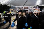 כ"ק אדמו"ר מסאטמאר שליט"א ביים מקיים זיין מנהג כפרות ערב יום הקדוש פארטאגס ביים נייעם סאטמאר פלייש לאקאציע אין קרית יואל