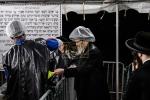 כ"ק אדמו"ר מסאטמאר שליט"א ביים מקיים זיין מנהג כפרות ערב יום הקדוש פארטאגס ביים נייעם סאטמאר פלייש לאקאציע אין קרית יואל