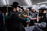 כ"ק אדמו"ר מסאטמאר שליט"א ביים מקיים זיין מנהג כפרות ערב יום הקדוש פארטאגס ביים נייעם סאטמאר פלייש לאקאציע אין קרית יואל