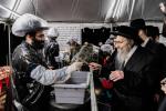 כ"ק אדמו"ר מסאטמאר שליט"א ביים מקיים זיין מנהג כפרות ערב יום הקדוש פארטאגס ביים נייעם סאטמאר פלייש לאקאציע אין קרית יואל
