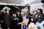 כ"ק אדמו"ר מסאטמאר שליט"א ביים מקיים זיין מנהג כפרות ערב יום הקדוש פארטאגס ביים נייעם סאטמאר פלייש לאקאציע אין קרית יואל